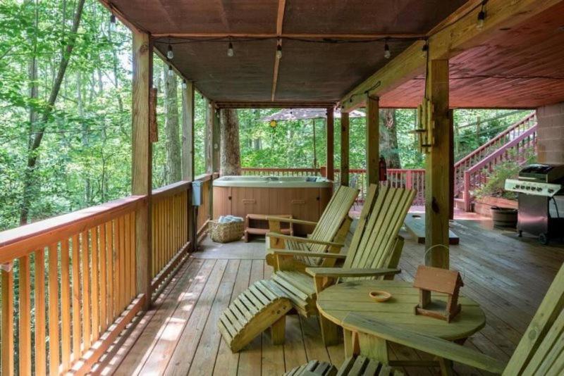 הוילה בלו רידג' Mountain Spirit Cabin - Fireplace And Hot Tub חדר תמונה